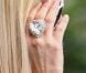 Paris Hilton assiste au lancement de la marque de sa mère Kathy à Los Angeles le 2 mai 2012