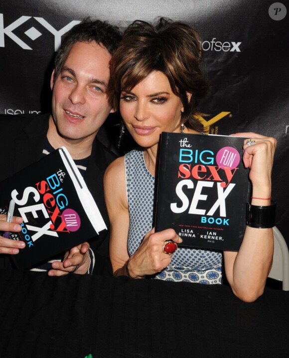 Lisa Rinna présente son livre The Big Fun Sexy Sex Book, à New York le 3 mai 2012