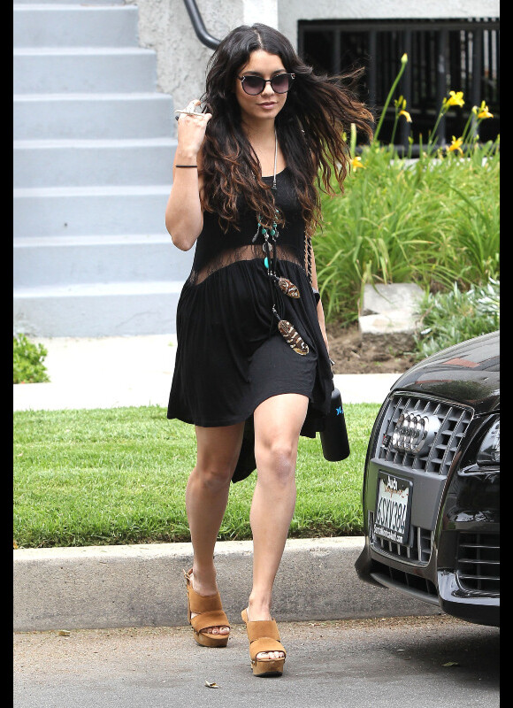 Vanessa Hudgens se rend à Studio City pour faire du shopping, le jeudi 3 mai 2012.