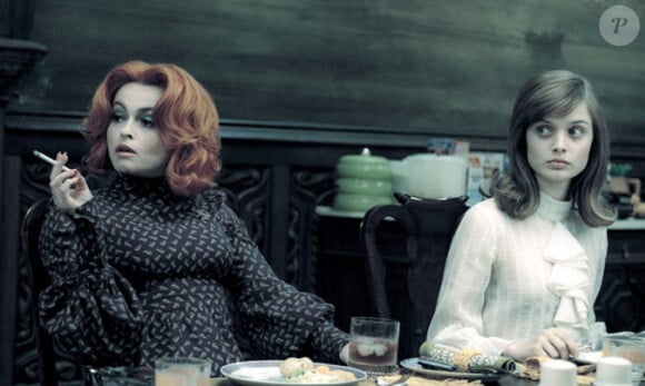 Helena Bonham Carter et Bella Heathcote dans Dark Shadows, en salles le 9 mai.