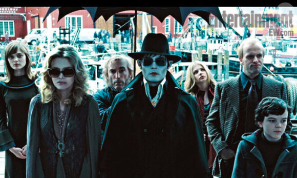 Johnny Depp et Michelle Pfeiffer dans Dark Shadows, en salles le 9 mai.