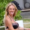 Candice Swanepoel tire la langue en plein shooting pour la marque Victoria's Secret, à Saint-Barthélemy, le 2 mai 2012.
