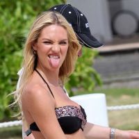 Candice Swanepoel, délirante de sexyness quand elle tire la langue sur la plage