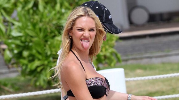 Candice Swanepoel, délirante de sexyness quand elle tire la langue sur la plage