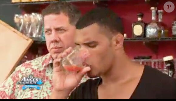 Mohamed teste le cocktail dans Les Anges de la télé-réalité 4 le lundi 7 mai 2012 sur NRJ 12