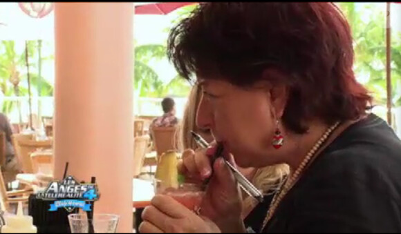 Catherine teste le cocktail dans Les Anges de la télé-réalité 4 le lundi 7 mai 2012 sur NRJ 12