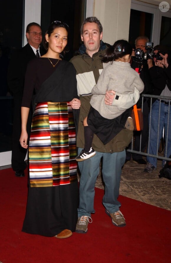 Adam Yauch, accompagné de son épouse Dechen, dans ses bras, leur fille Tenzin, à New York, le 28 janvier 2002.