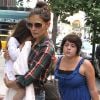 Katie Holmes tient dans ses bras sa fille Suri, derrière, Isabella Cruise, en juin 2010 à New York