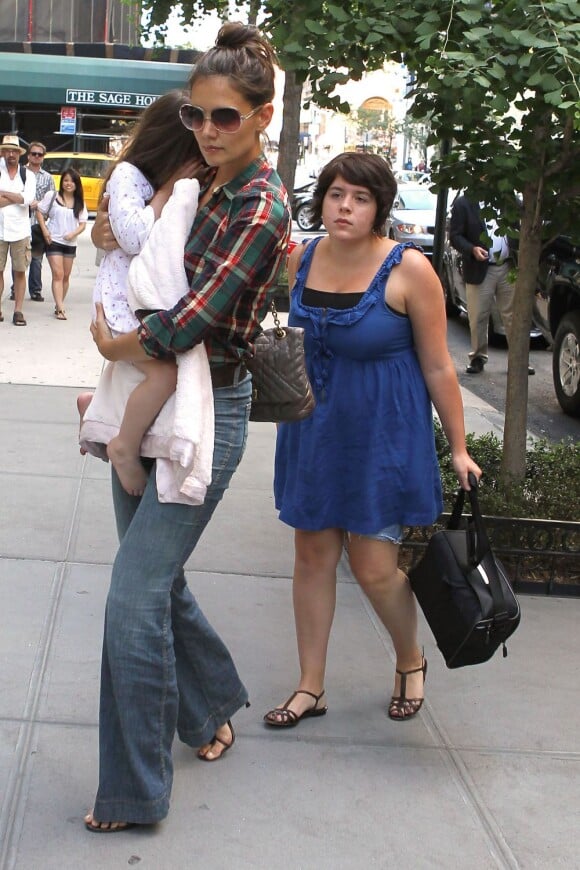 Katie Holmes tient dans ses bras sa fille Suri, derrière, Isabella Cruise, en juin 2010 à New York