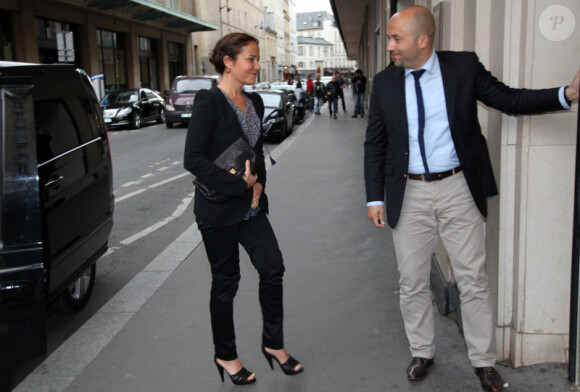 L'épouse de Simon Baker Rebecca Rigg entre chez Fernand le 8 mai 2012 à Paris