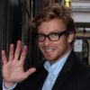 Simon Baker, rayonnant, entre chez Fernand le 8 mai 2012 à Paris