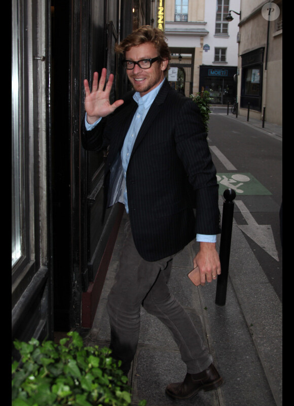 Simon Baker, rayonnant, entre chez Fernand le 8 mai 2012 à Paris