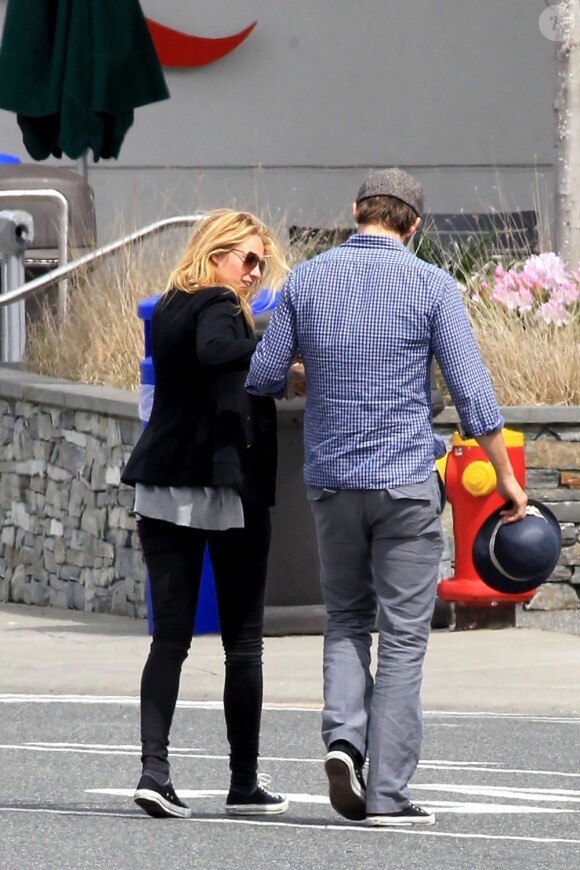 Ils ne se quittent plus ! Blake Lively et Ryan Reynolds en escapade amoureuse à Vancouver le 8 mai 2012