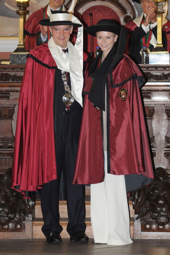 Charlene, une bien belle ''Infanção'' ! Le prince Albert et la princesse Charlene de Monaco étaient à Porto le 4 mai 2012 pour leur intronisation au sein de la Confraria do Vinho do Porto, confrérie établie en 1982 à la gloire du vin de Porto.
