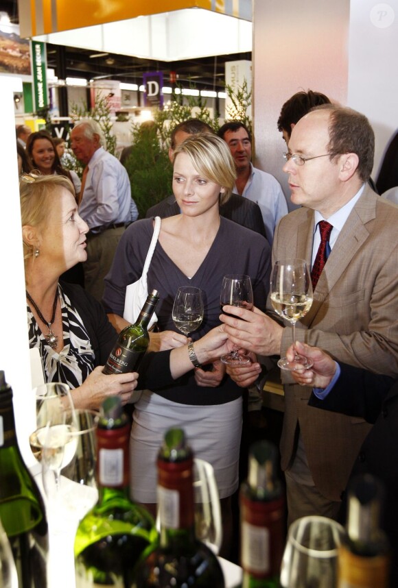 Le prince Albert de Monaco et Charlene Wittstock au Salon international du vin Vinexpo en juin 2009, à Bordeaux.