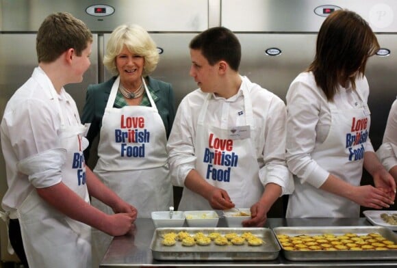 Camilla Parker Bowles a rencontré à Edimbourg des participants au concours culinaire du jubilé de diamant, le 10 mai 2012.