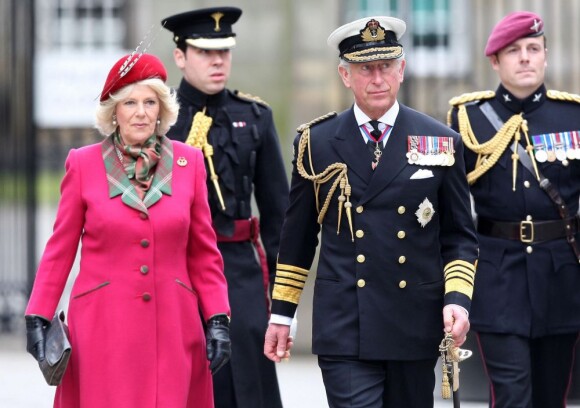 Le prince Charles et Camilla Parker Bowles à Edimbourg le 9 mai 2012 : une parade militaire a été donnée en leur honneur, avant un déjeuner à Holyroodhouse.