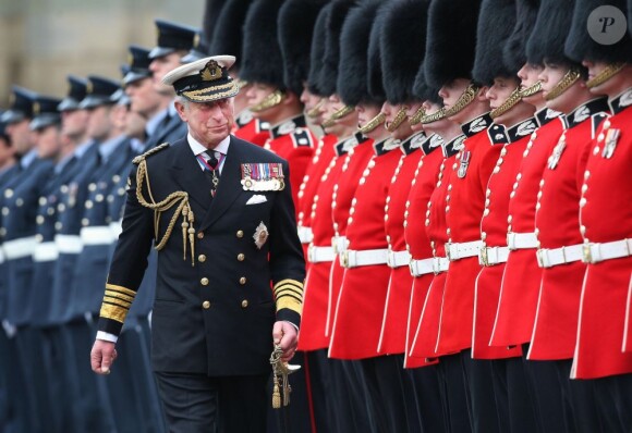 Le prince Charles et Camilla Parker Bowles à Edimbourg le 9 mai 2012 : une parade militaire a été donnée en leur honneur, avant un déjeuner à Holyroodhouse.
