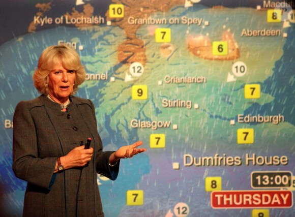 Camilla aussi s'est essayée à la présentation météo. En visite dans les studios de la BBC Ecosse à Glasgow, qui fête ses 60 ans d'existence, le prince Charles et Camilla Parker Bowles, connus comme duc et duchesse de Rothesay en Ecosse, se sont faits présentateurs météo, le 10 mai 2012 !