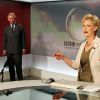 La présentatrice des news Sally Magnusson pouvait compter sur un weatherman de choc ! En visite dans les studios de la BBC Ecosse à Glasgow, qui fête ses 60 ans d'existence, le prince Charles et Camilla Parker Bowles, connus comme duc et duchesse de Rothesay en Ecosse, se sont faits présentateurs météo, le 10 mai 2012 !