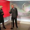 En visite dans les studios de la BBC Ecosse à Glasgow, qui fête ses 60 ans d'existence, le prince Charles et Camilla Parker Bowles, connus comme duc et duchesse de Rothesay en Ecosse, se sont faits présentateurs météo, le 10 mai 2012 !