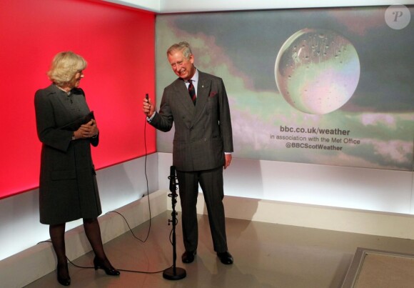 En visite dans les studios de la BBC Ecosse à Glasgow, qui fête ses 60 ans d'existence, le prince Charles et Camilla Parker Bowles, connus comme duc et duchesse de Rothesay en Ecosse, se sont faits présentateurs météo, le 10 mai 2012 !