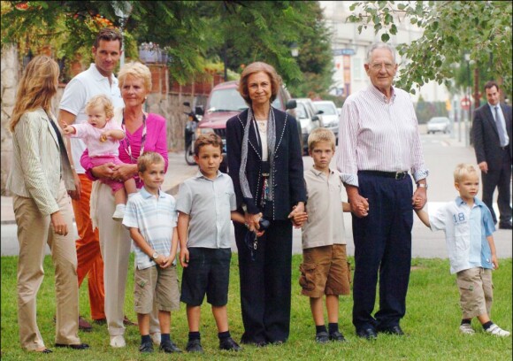 En famille à Barcelone le 29 septembre 2006 pour l'anniversaire des 74 ans de Juan Maria Urdangarin Berriochoa, en présence de son épouse Claire (haut rose), père et mère d'Iñaki.
Le père d'Iñaki Urdangarin, Juan Maria Urdangarin Berriochoa, est mort le 10 mai 2012 à Vitoria-Gasteiz, capitale de la province basque d'Alava où est établie sa famille. L'époux de Cristina d'Espagne était rentré de Washington deux jours plus tôt pour accompagner son père dans ses dernières heures...