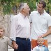 Réunion de famille à Barcelone le 29 septembre 2006 pour l'anniversaire des 74 ans de Juan Maria Urdangarin Berriochoa, en présence de son épouse Claire (haut rose), père et mère d'Iñaki.
Le père d'Iñaki Urdangarin, Juan Maria Urdangarin Berriochoa, est mort le 10 mai 2012 à Vitoria-Gasteiz, capitale de la province basque d'Alava où est établie sa famille. L'époux de Cristina d'Espagne était rentré de Washington deux jours plus tôt pour accompagner son père dans ses dernières heures...