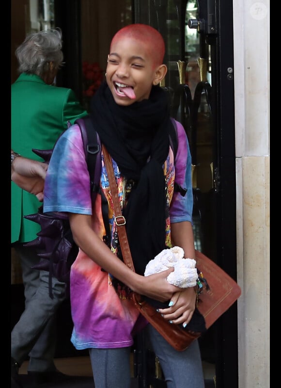 Willow Smith s'amuse à faire des grimaces aux photographes lorsqu'elle quitte l'hôtel Georges V à Paris le 12 mai 2012