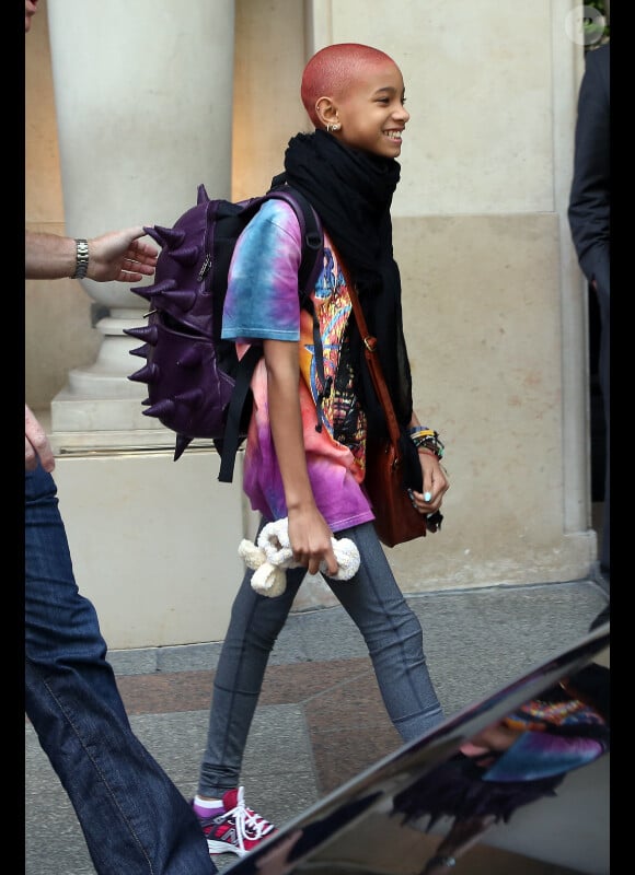 Willow Smith affiche un drôle de look quand elle quitte l'hôtel Georges V à Paris le 12 mai 2012
