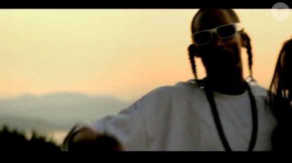 Snoop Dogg dans le clip St-Tropez de de Jean-Roch, extrait de l'album Music Saved my Life