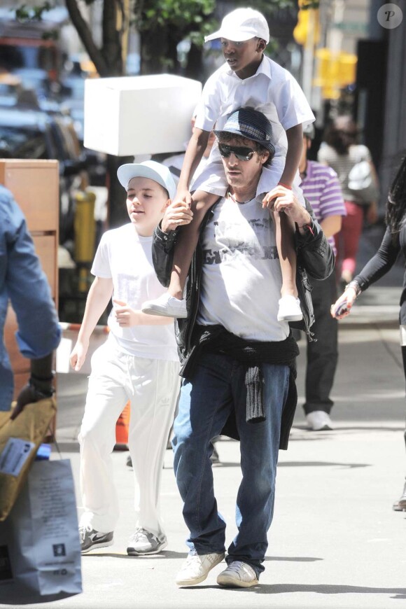 Madonna et sa tribu, dont les garçons, Rocco et David, se rendent au centre de la Kabbale à New York, le 13 mai 2012.