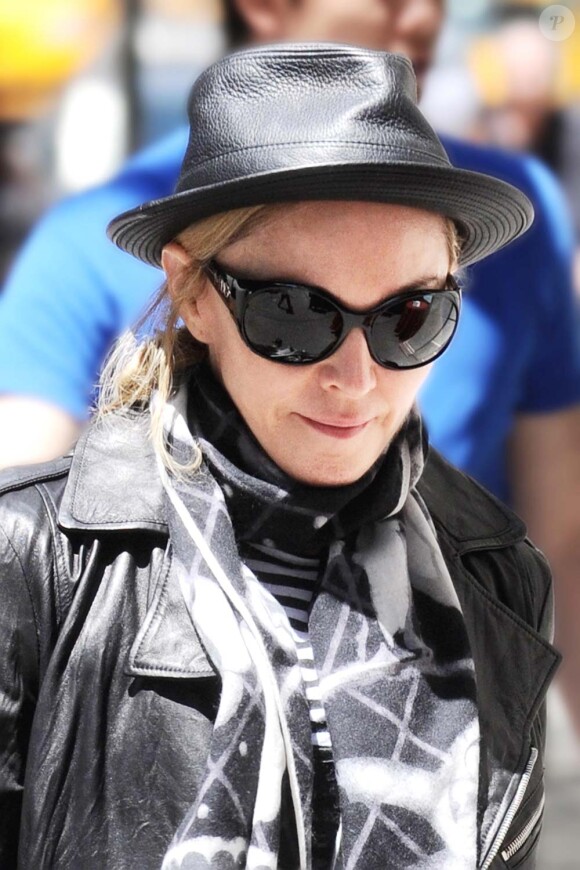 Le glamour au placard : Madonna et sa tribu se rendent au centre de la Kabbale à New York, le 13 mai 2012.