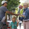 Cadeau de fête des mères pour Gwen Stefani : un bouquet de roses, offert par un bien aimable paparazzi. Los Angeles, le 13 mai 2012.