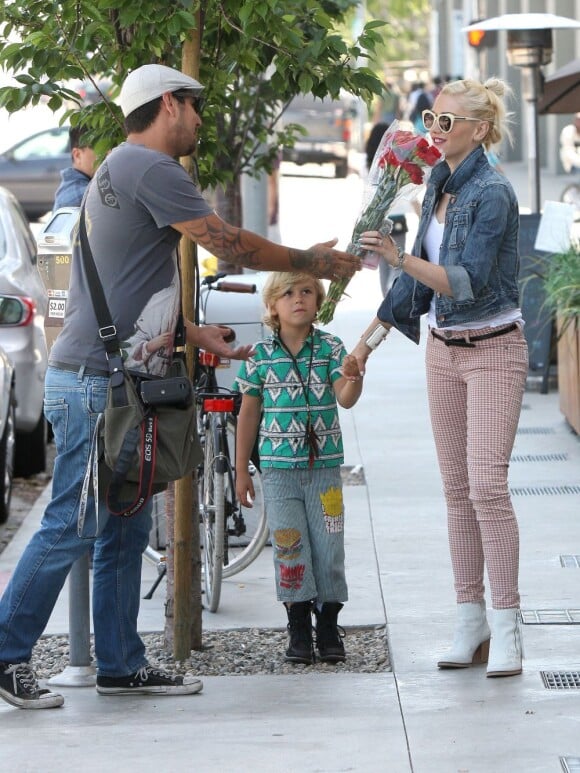 Gwen Stefani reçoit un bouquet de fleurs de la part d'un paparazzi. Los Angeles, le 13 mai 2012.