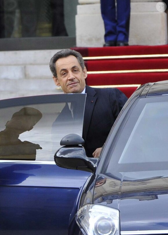 Dernier coup d'oeil aux photographes, c'est terminé : Nicolas Sarkozy quitte l'Elysée à Paris, le 15 mai 2012.