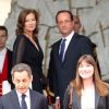 Nicolas Sarkozy et Carla Bruni quittent l'Elysée sous le regard du nouveau couple présidentiel François Hollande et Valérie Trierweiler, à Paris, le 15 mai 2012.
