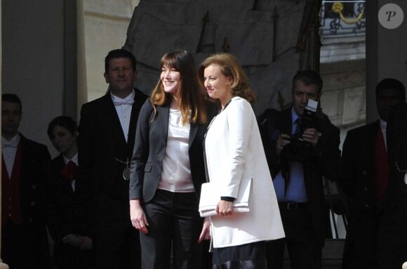 Carla Bruni-Sarkzoy accueille la nouvelle maîtresse des lieux, Valérie Trierweiler, sur le perron de l'Elysée, à Paris, le 15 mai 2012.