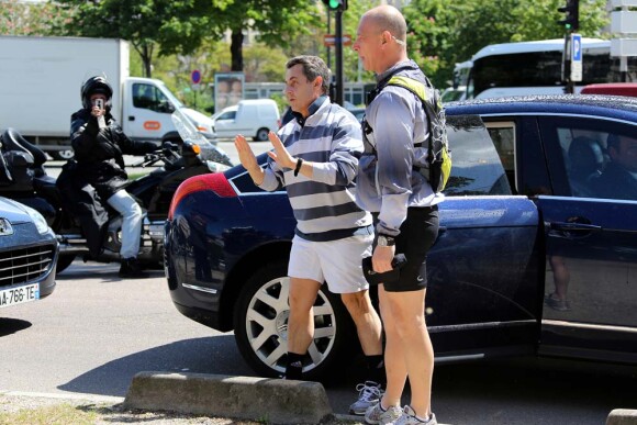 Nicolas Sarkozy, entouré de deux gardes du corps : premier footing de citoyen presque lambda, au bois de Boulogne, le 15 mai 2012.