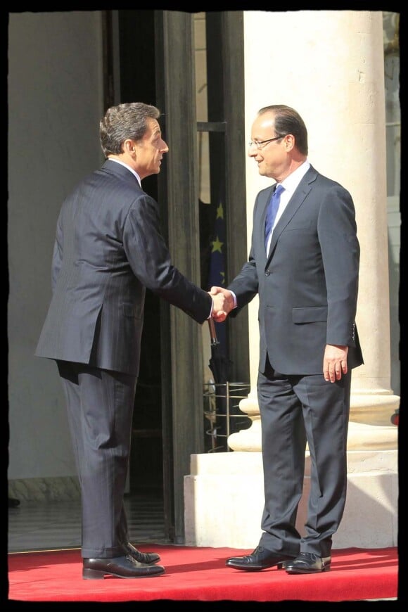 Passation de pouvoir entre Nicolas Sarkozy et François Hollande à l'Elysée, le 15 mai 2012.