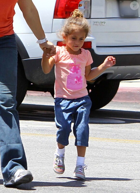 La fille de Jennifer Lopez et Marc Anthony, Emme, à Calabasas avec son frère jumeau et leurs nounous. Le 15 mai 2012.