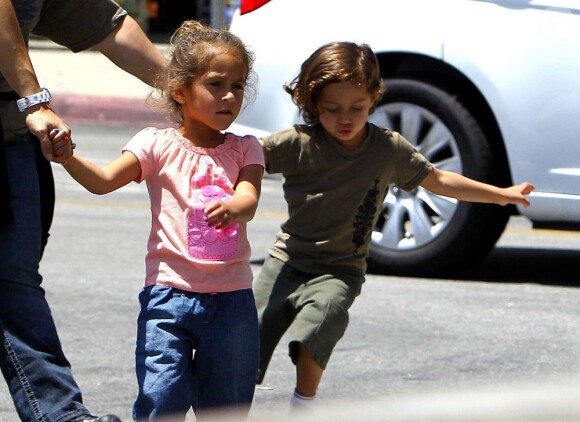 Max et Emme, accompagnés de leur nounou, s'amusent sous le soleil de Calabasas. Le 15 mai 2012.