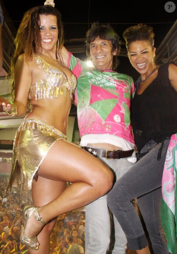 Ronnie Wood, depuis son divorce avec Jo, enchaîne les jeunes conquêtes : après Ekaterina Ivanova (2008-2009), le rockeur sexagénaire a été en couple avec le mannequin brésilien Ana Araujo de début 2010 à octobre 2011.