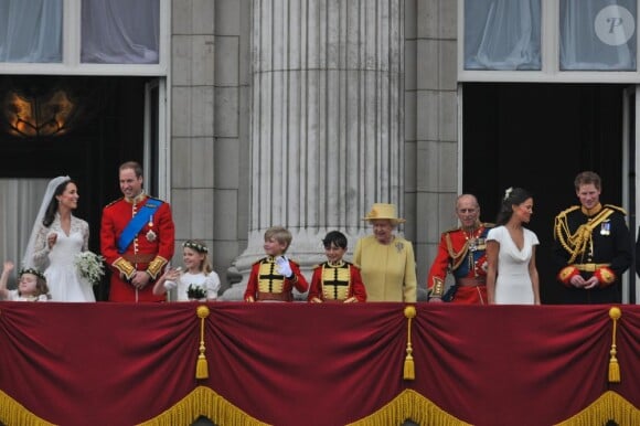 La famille royale lors du mariage du siècle le 29 avril 2011. A l'occasion du jubilé de diamant (60 ans de règne) de leur grand-mère la reine Elizabeth II, les princes William et Harry ont fait en 2012 quelques confidences très personnelles, pour des documents télévisés notamment.