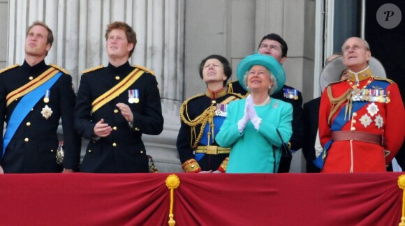 Les princes William et Harry avec la reine Elizabeth II le 14 juin 2008 lors de la célébration Trooping the Colour.
A l'occasion du jubilé de diamant (60 ans de règne) de leur grand-mère la reine Elizabeth II, les princes William et Harry ont fait en 2012 quelques confidences très personnelles, pour des documents télévisés notamment.