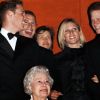 La reine Elizabeth lors de son 80e anniversaire en avril 2006, avec ses petits-enfants William, Peter et Zara Phillips, et Harry.
A l'occasion du jubilé de diamant (60 ans de règne) de leur grand-mère la reine Elizabeth II, les princes William et Harry ont fait en 2012 quelques confidences très personnelles, pour des documents télévisés notamment.