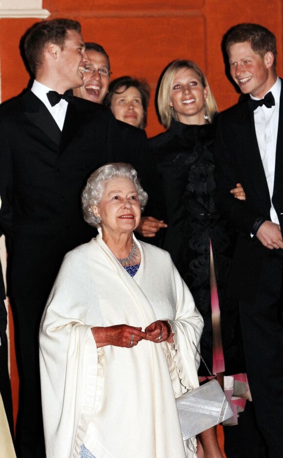 La reine Elizabeth lors de son 80e anniversaire en avril 2006, avec ses petits-enfants William, Peter et Zara Phillips, et Harry.
A l'occasion du jubilé de diamant (60 ans de règne) de leur grand-mère la reine Elizabeth II, les princes William et Harry ont fait en 2012 quelques confidences très personnelles, pour des documents télévisés notamment.