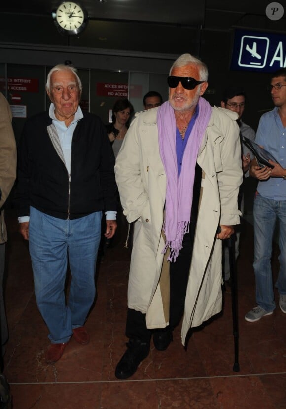Jean-Paul Belmondo et son ami Charles Gérard arrivent à l'aérport de Nice, le 16 mai 2012.