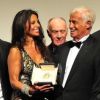 Jean-Paul Belmondo reçoit un palme d'or d'honneur avant la projection du documentaire "Belmondo, itinéraire...", le 17 mai 2011, dans le cadre du 64e festival de Cannes.