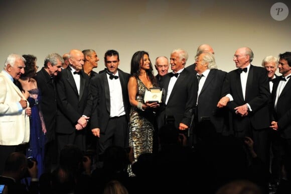 Jean-Paul Belmondo reçoit un palme d'or d'honneur avant la projection du documentaire "Belmondo, itinéraire...", le 17 mai 2011, dans le cadre du 64e festival de Cannes.